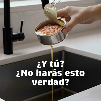 Seamos sinceros… ¿qué haces con el aceite de la lata de atún? 🤔

❌ Si lo tiras al fregadero, no es lo correcto.
Lo correcto es reciclarlo y llevarlo a un punto limpio. ♻️

Pero si todo eso te parece mucho lío solo para hacerte un bocadillo… tranquilo, tenemos la solución:
nuestro atún de sobre 🐟 solo tiene un 5% de aceite. No necesita escurrirlo. Abrir y disfrutar. 😉