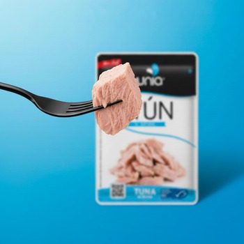 Lo que ves en el tenedor no es un efecto visual: son los trozos reales que encuentras en cada uno de nuestros sobres. Seleccionamos el mejor atún para que, además de práctico, sientas la textura y el sabor de un producto de calidad superior.

Porque comer rápido no tiene por qué significar comer "puré" de pescado.